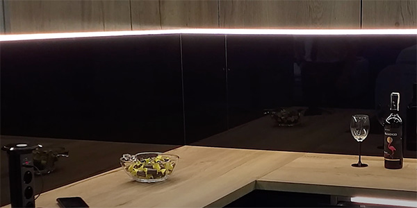 FUTURA BICO Perfil LED sob o armário com sensor tátil na cozinha